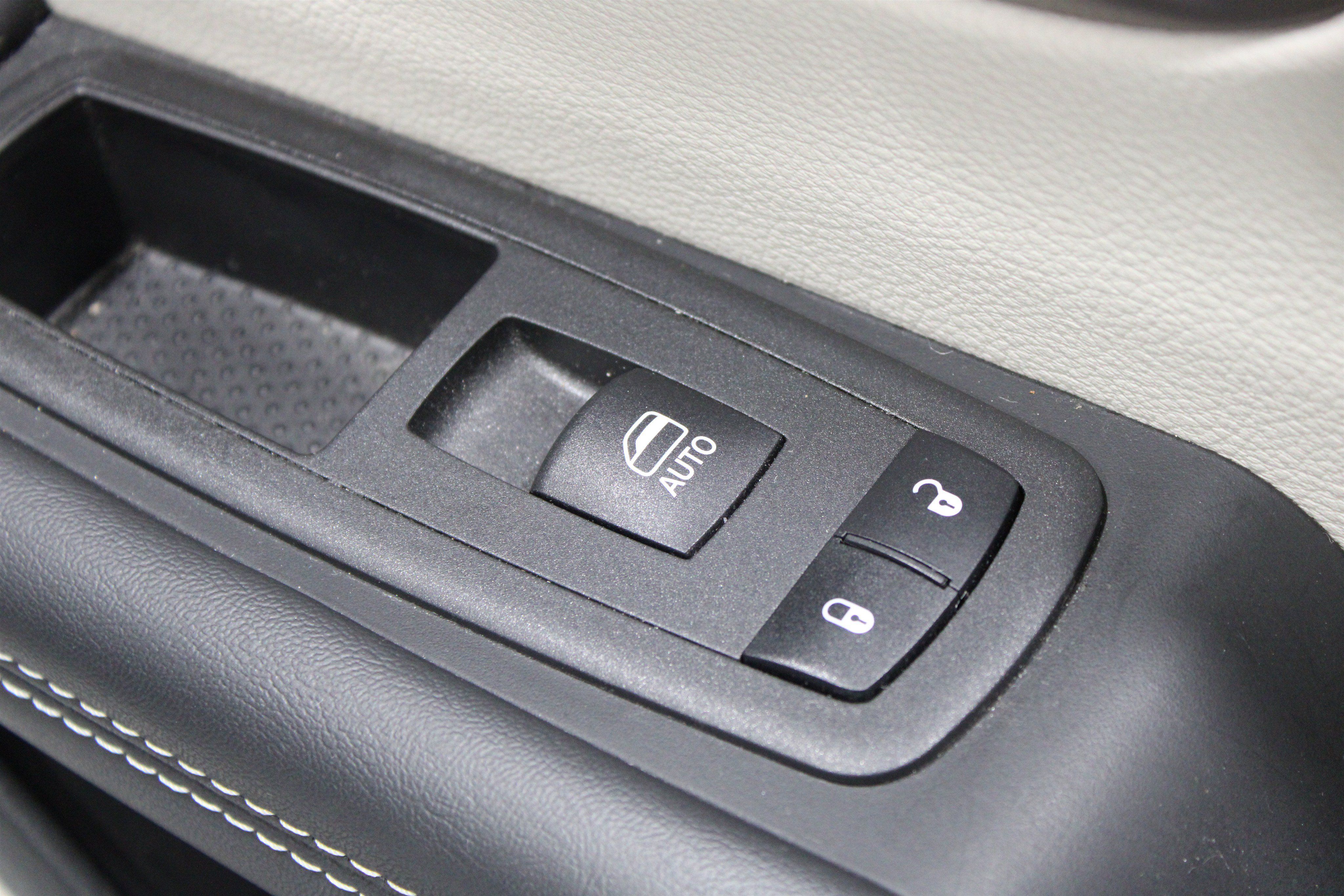 Used 2024 Chrysler Voyager LX FWD image 28