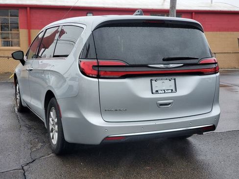 Used 2024 Chrysler Pacifica Touring-L image 27
