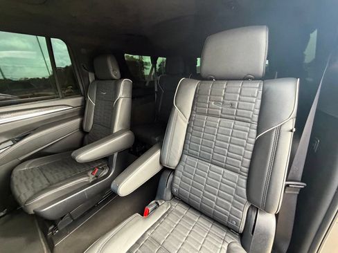 Used 2025 Cadillac Escalade ESV V AWD/4WD image 17