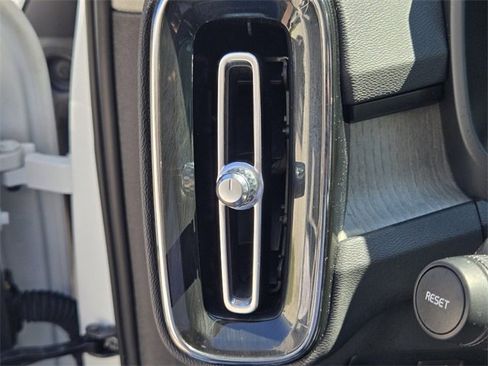 Certified 2023 Volvo XC40 B4 Plus w/ Protection Package Premier image 23