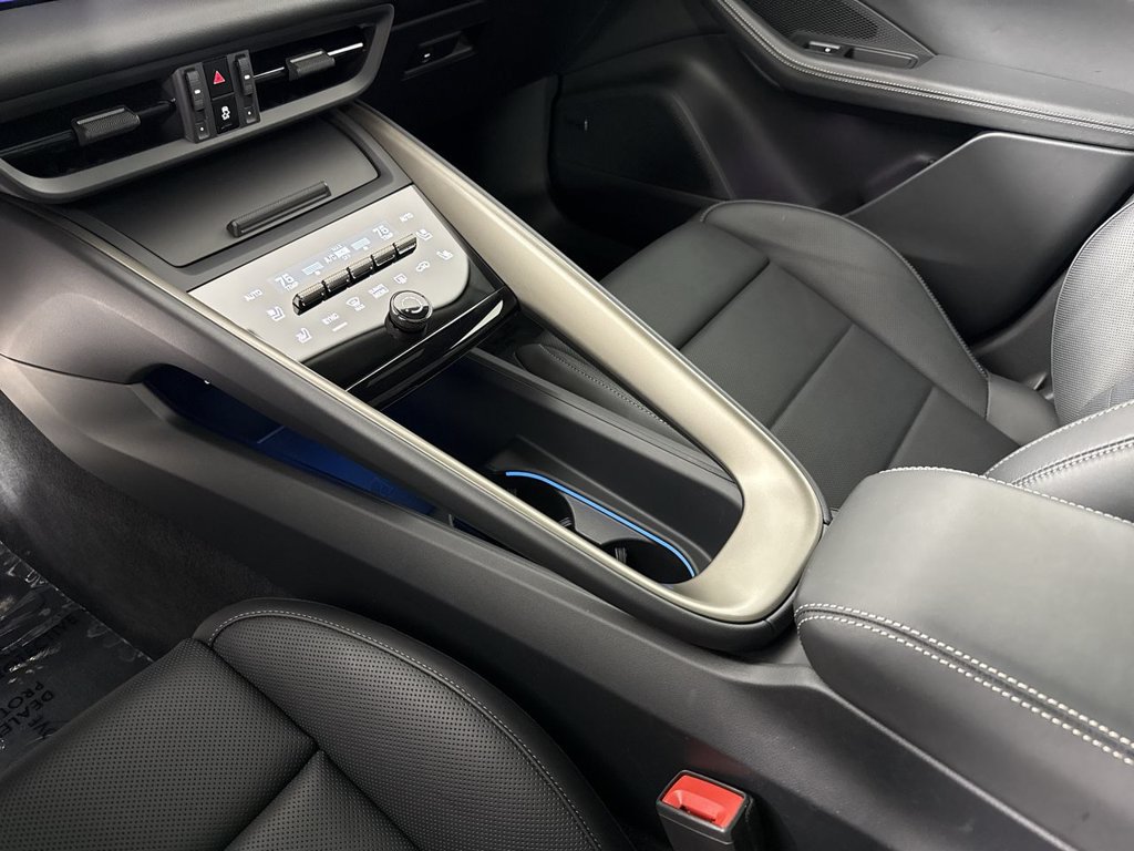 Certified 2025 Porsche Macan Turbo Electric AWD/4WD image 32