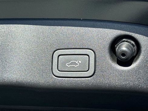 Used 2012 Jaguar XJ image 17