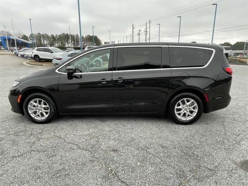 Used 2023 Chrysler Pacifica Touring-L image 6