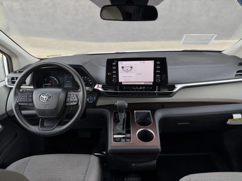Used 2024 Toyota Sienna LE image 19