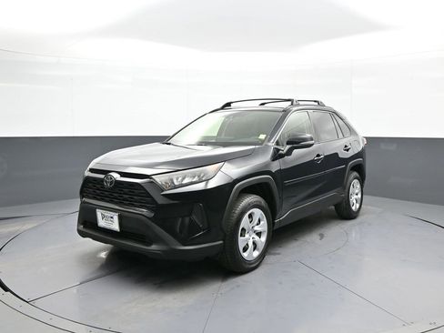 Used 2019 Toyota RAV4 LE image 1