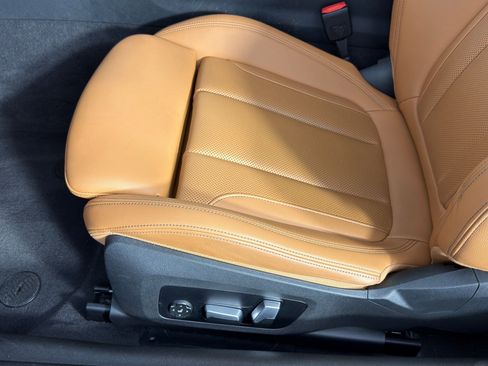 Used 2023 BMW 430i Coupe w/ Premium Package image 11