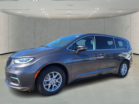 Used 2023 Chrysler Pacifica Touring-L image 1