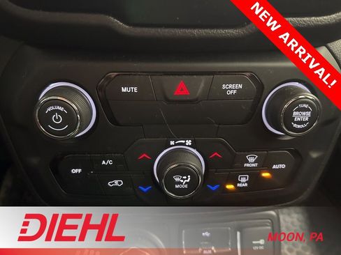 Used 2018 Jeep Renegade Latitude w/ Cold Weather Group image 30