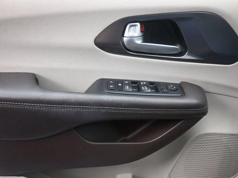 Used 2017 Chrysler Pacifica Touring w/ Tire & Wheel Group FWD image 25