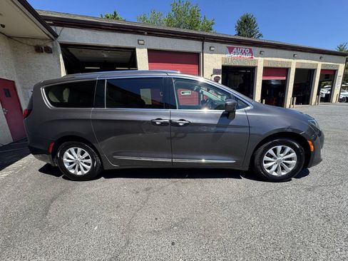 Used 2019 Chrysler Pacifica Touring-L FWD image 9