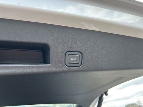 New 2026 Chevrolet Traverse LT w/ Sun and Wheel Package FWD image 32