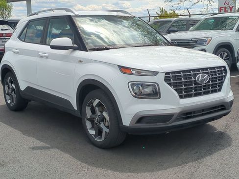 Used 2025 Hyundai Venue SEL FWD image 1