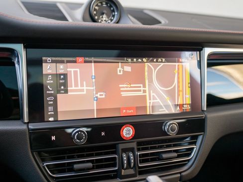 Certified 2025 Porsche Macan AWD/4WD image 16
