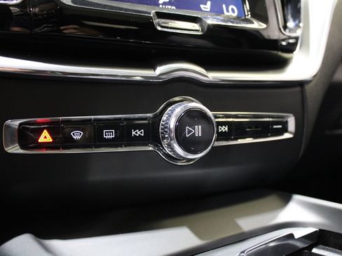 Used 2018 Volvo XC60 T6 Momentum w/ Convenience Package AWD/4WD image 31