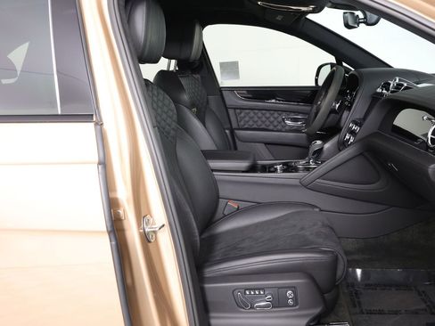 Used 2023 Bentley Bentayga image 32