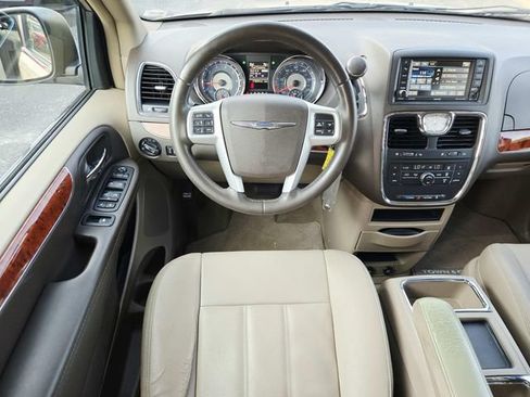 Used 2015 Chrysler Town & Country Touring FWD image 7