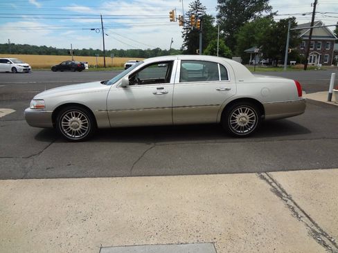Used 2006 Lincoln Town Car Designer Series RWD image 3