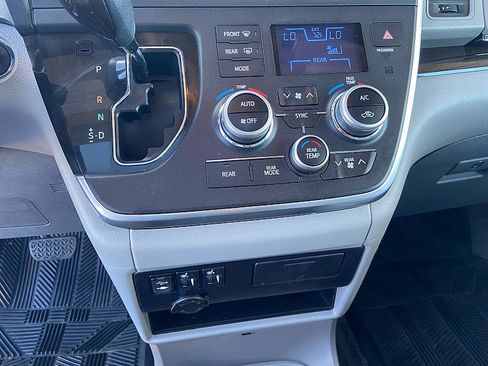 Used 2017 Toyota Sienna XLE FWD image 14