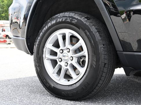 Used 2019 Jeep Grand Cherokee Laredo AWD/4WD image 14