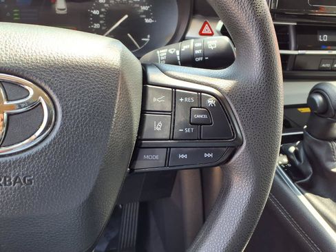 Certified 2025 Toyota Sienna LE FWD image 22