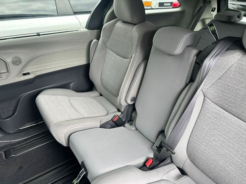 Used 2021 Toyota Sienna LE AWD/4WD image 20
