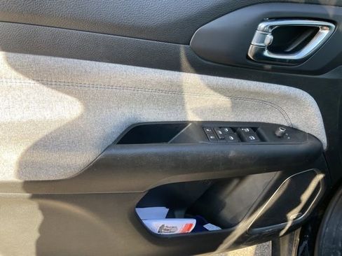 Used 2022 Jeep Compass Latitude w/ Sun and Sound Group AWD/4WD image 13