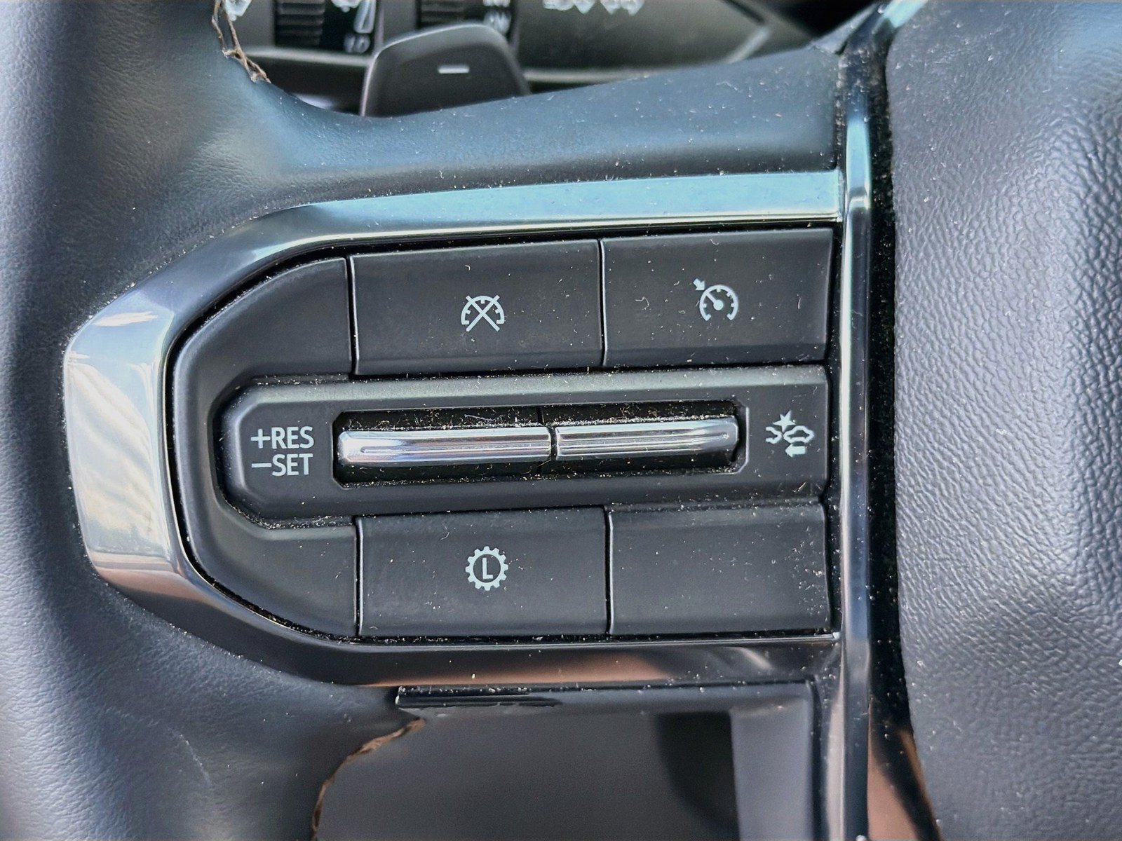Used 2025 GMC Acadia AT4 AWD/4WD image 17