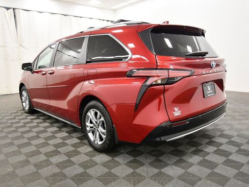 Used 2023 Toyota Sienna Platinum AWD/4WD image 5