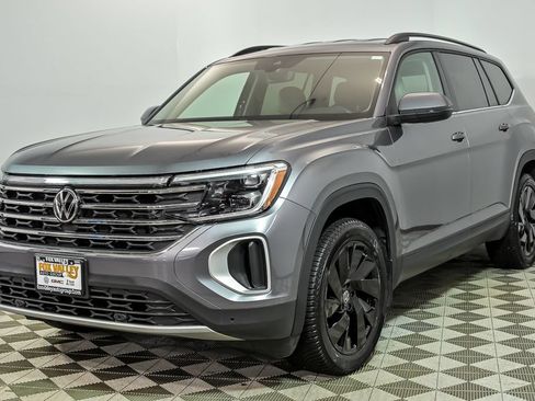 Certified 2024 Volkswagen Atlas SE w/ Black Wheel Package AWD/4WD image 5