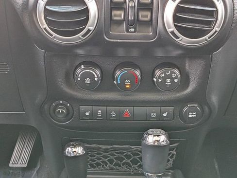 Used 2018 Jeep Wrangler Unlimited Sahara w/ Connectivity Group AWD/4WD image 25