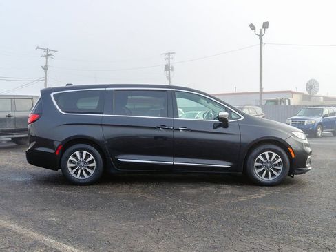 Used 2023 Chrysler Pacifica Limited FWD image 3