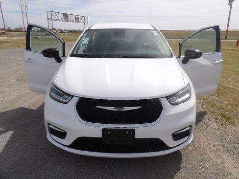 Used 2024 Chrysler Pacifica Touring-L image 32