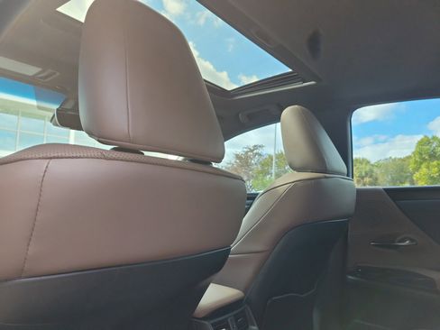 Certified 2023 Lexus ES 350 w/ Premium Package image 13