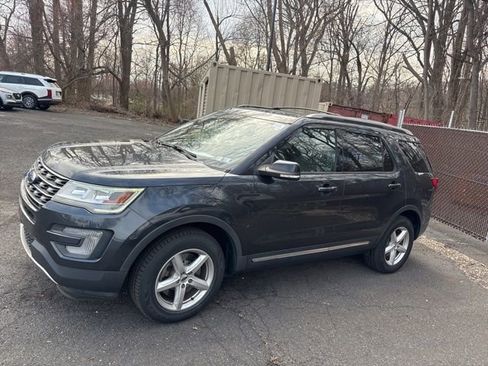 Used 2017 Ford Explorer XLT image 5