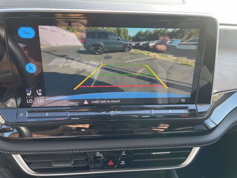 Used 2025 Volkswagen Atlas SE FWD image 29
