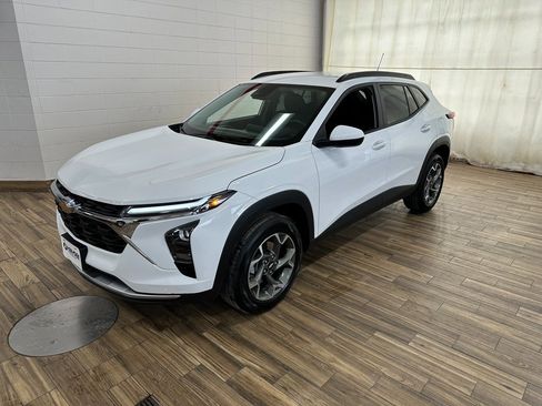 Used 2024 Chevrolet Trax LT w/ Driver Confidence Package image 1