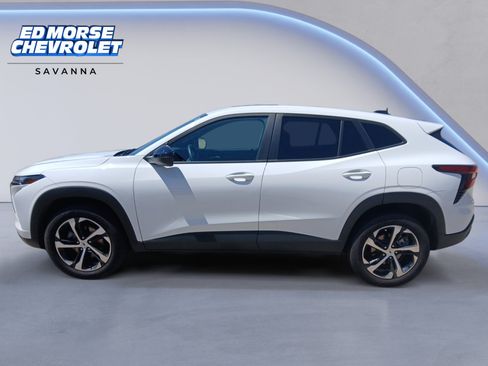 Used 2025 Chevrolet Trax RS w/ Sunroof Package FWD image 2