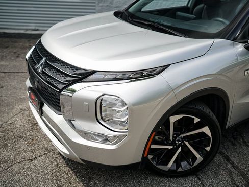 Used 2023 Mitsubishi Outlander LE AWD/4WD image 2