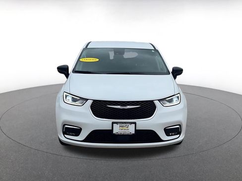 Used 2024 Chrysler Pacifica Touring-L image 4