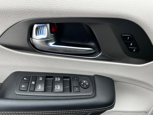 Used 2023 Chrysler Pacifica Touring-L FWD image 19
