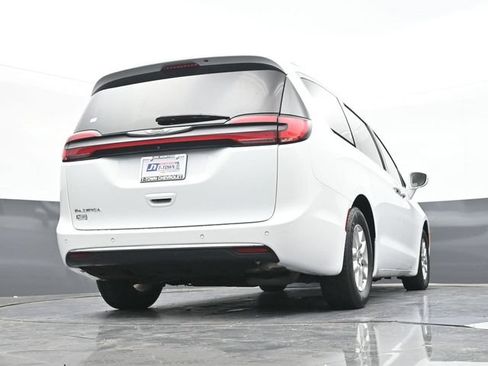 Used 2022 Chrysler Pacifica Touring-L FWD image 46