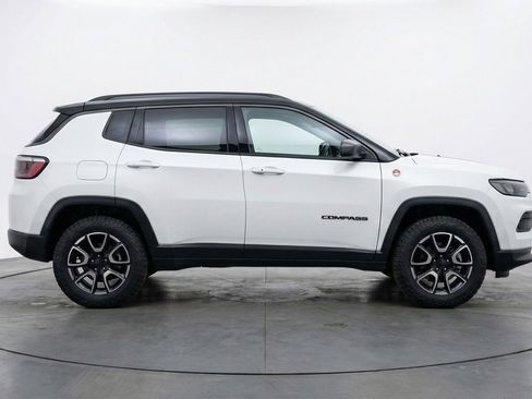 Used 2025 Jeep Compass Trailhawk AWD/4WD image 11