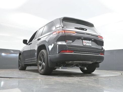 Used 2025 Jeep Grand Cherokee Altitude AWD/4WD image 50