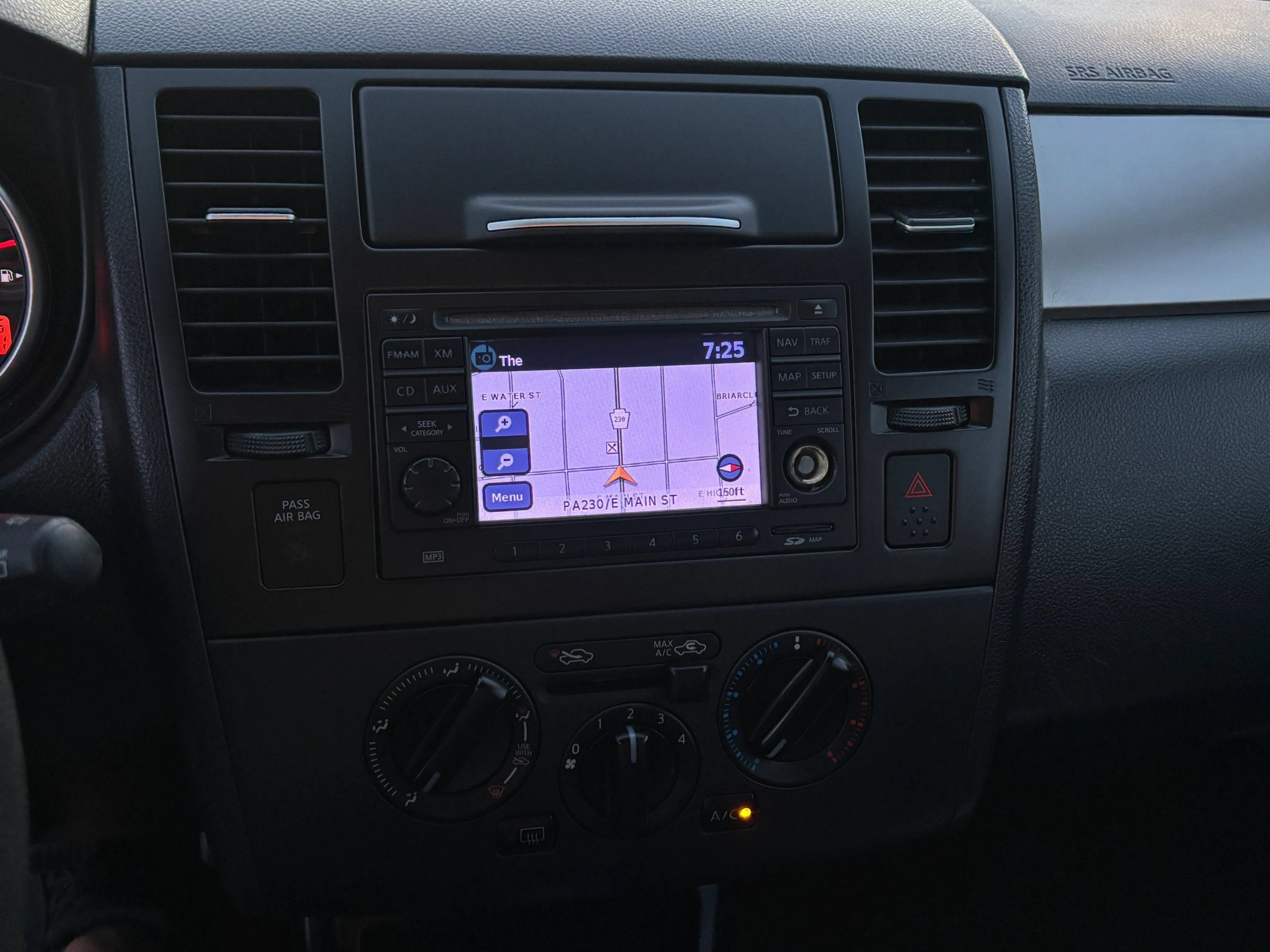 Used 2011 Nissan Versa Hatchback w/ Navigation/Satellite Pkg FWD image 18