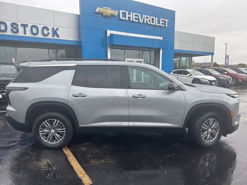 Used 2025 Chevrolet Traverse LT image 2
