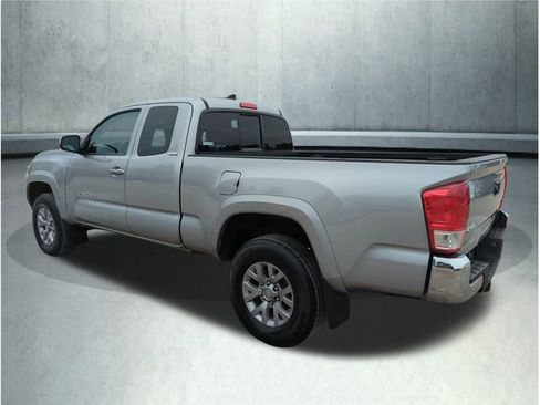Used 2017 Toyota Tacoma SR5 image 3