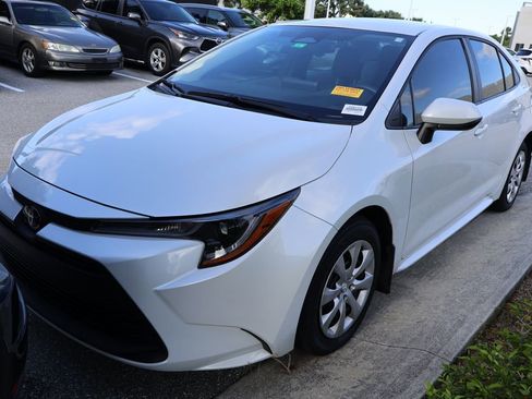 Used 2025 Toyota Corolla LE image 2