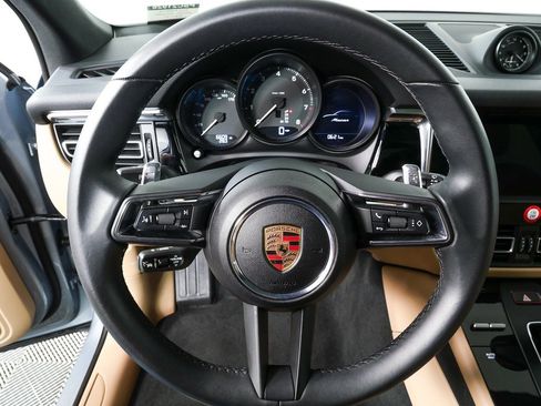 Certified 2025 Porsche Macan image 9