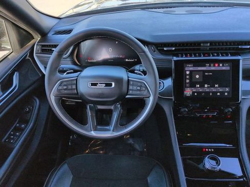 Used 2023 Jeep Grand Cherokee Altitude image 17