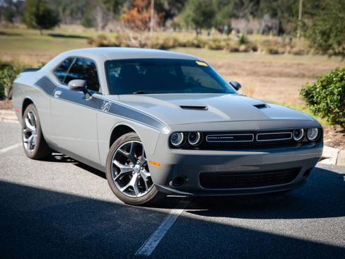 Used 2017 Dodge Challenger SXT image 2
